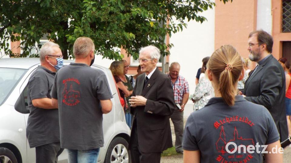 Werner Meisel (Zweiter von links), der Chef der Michelfelder Blasmusik, sprach Pfarrer Georg Braun die Glückwünsche der Musiker aus. Bild: Sonja Müller