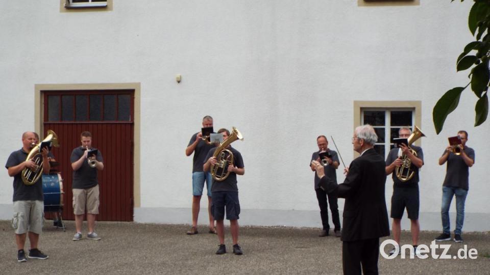 Anlässlich seines 80 Geburtstags spielte die Michelfelder Blasmusik Bischöflich Geistlichem Rat Georg Braun ein Ständchen. Beim Rainer-Marsch durfte der Geistliche den Taktstock schwingen. Bild: Sonja Müller