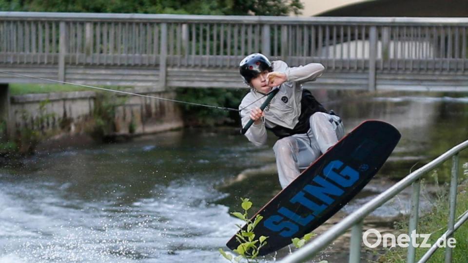 Leon Illenseer beim Wakeboarden auf der Vils. Bild: Markus Venzl