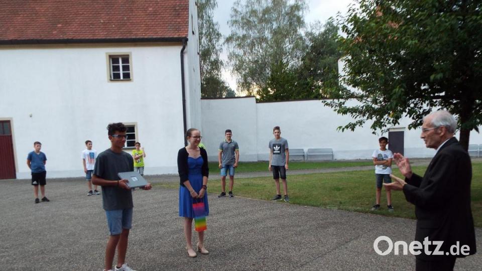 Die Oberministranten Michaela Fischer und Elias Henfling gratulierten Pfarrer Georg Braun im Namen der Michelfelder Messdiener. Bild: ll