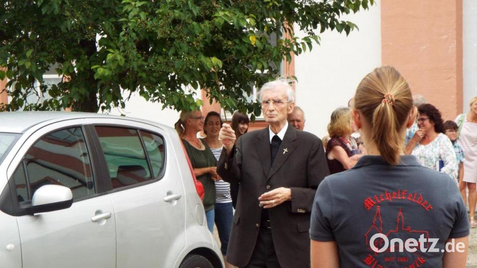 Anlässlich seines 80 Geburtstags spielte die Michelfelder Blasmusik Bischöflich Geistlichem Rat Georg Braun ein Ständchen. Beim Rainer-Marsch durfte der Geistliche den Taktstock schwingen. Bild: Sonja Müller