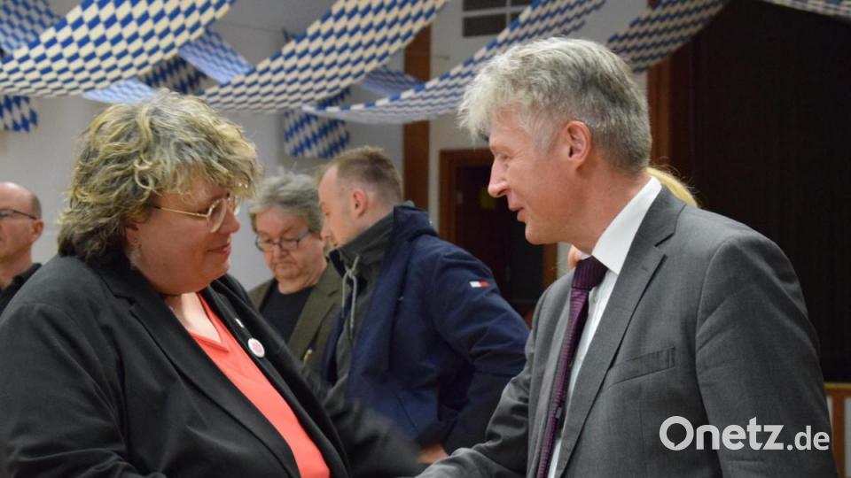 Susanne Bittner, SPD-Bürgermeisterkandidatin, gratuliert Lothar Müller (CSU) zur Wiederwahl als Plößberger Rathauschef. Bild: szl