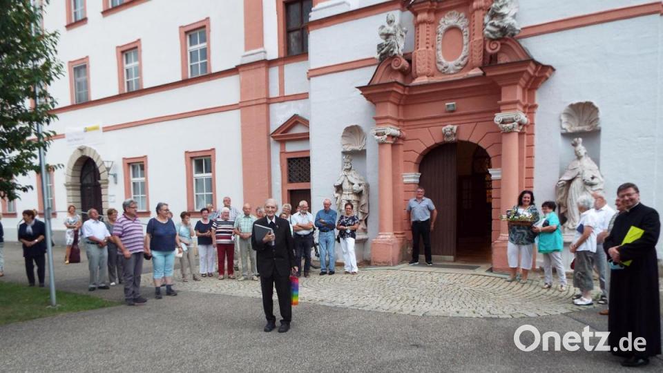Viele Gottesdienstbesucher warteten am Samstag nach der Vorabendmesse auf Pfarrer Georg Braun (Mitte). Bild: ll