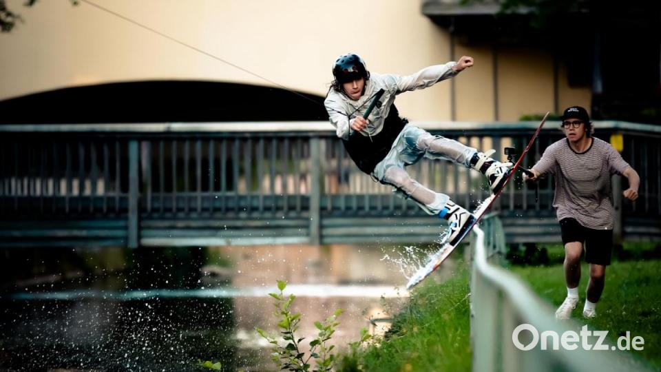 Leon Illenseer beim Wakeboarden auf der Vils. Bild: Markus Venzl