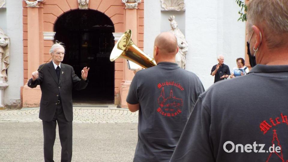 Anlässlich seines 80 Geburtstags spielte die Michelfelder Blasmusik Bischöflich Geistlichem Rat Georg Braun ein Ständchen. Beim Rainer-Marsch durfte der Geistliche den Taktstock schwingen. Bild: Sonja Müller
