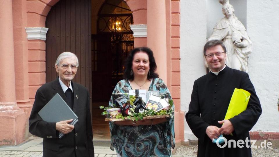 Viele Geschenke und gute Wünsche gab es für Pfarrer Georg Braun (links) zu seinem 80. Geburtstag. Zu den Gratulanten zählten unter anderem Dekanatsratsvorsitzende Sonja Schwemmer und Pfarrer Markus Flasinski. Bild: ll