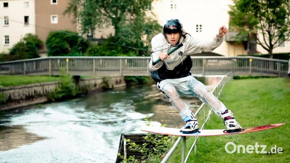 Leon Illenseer beim Wakeboarden auf der Vils. Bild: Markus Venzl