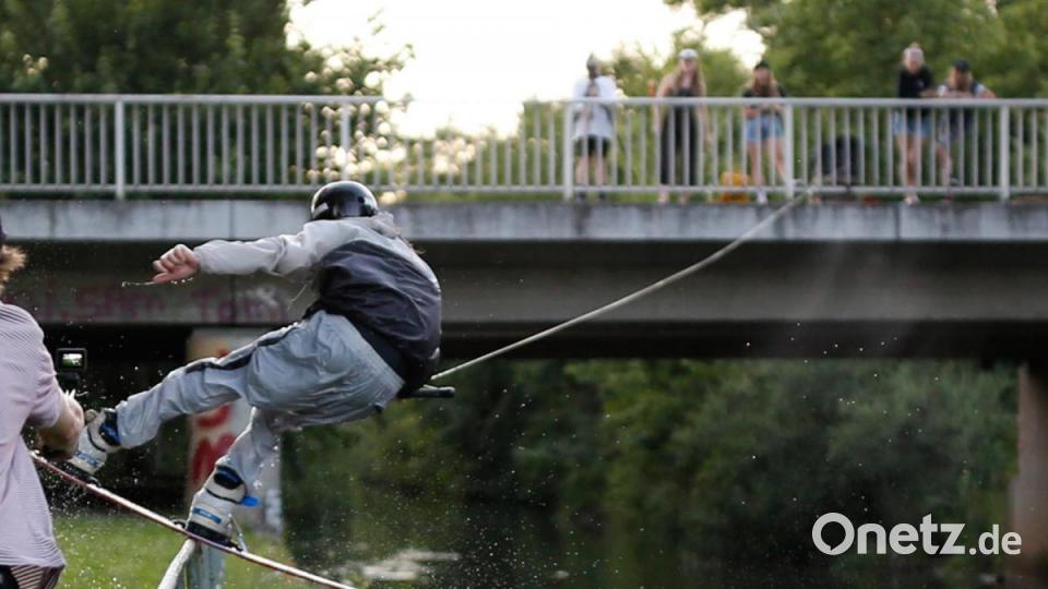 Leon Illenseer beim Wakeboarden auf der Vils. Bild: Markus Venzl