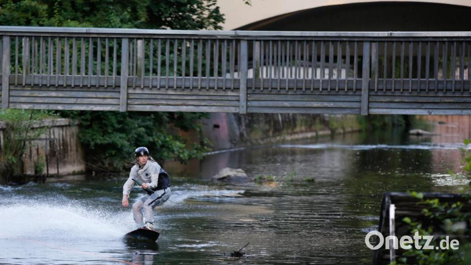 Leon Illenseer beim Wakeboarden auf der Vils. Bild: Markus Venzl