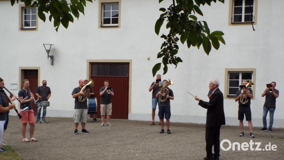 Anlässlich seines 80 Geburtstags spielte die Michelfelder Blasmusik Bischöflich Geistlichem Rat Georg Braun ein Ständchen. Beim Rainer-Marsch durfte der Geistliche den Taktstock schwingen. Bild: Sonja Müller
