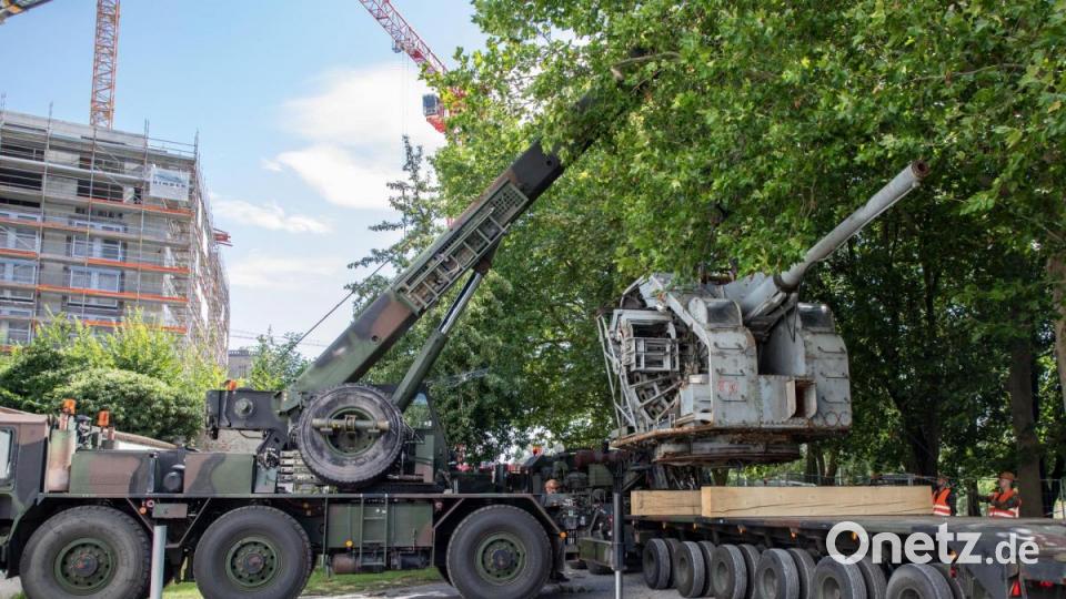 Eine dichte Baumreihe und tief herunterhängende Äste machten das Absetzen des Geschützturmes auf dem Schwerlasttransporter für den Kranführer zu einer kniffligen Angelegenheit. Bild: hbe