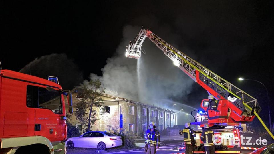 In der Nacht auf Samstag brannte in Weiden eine Halle neben dem Bahnhofsgebäude. Bild: Gustl Beer