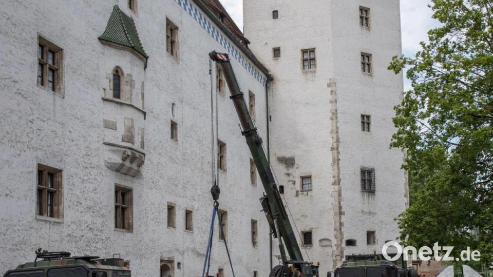 Im Hof des Alten Schlosses erledigte ein zweiter Kran das Verladen des Bodenteiles und der zwei halbrunden Seitenteile des Geschützturmes (rechts im Bild). Bild: hbe