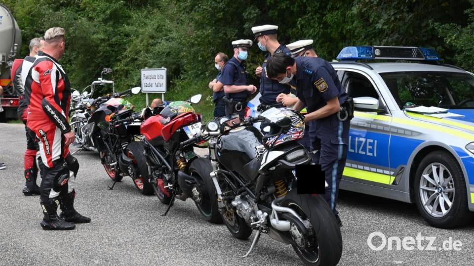 &quot;Bitte Führerschein und Fahrzeugpapiere vorzeigen“, heißt es von den Polizeibeamten. Dann werden die Motorräder durchgecheckt. Bild: gf
