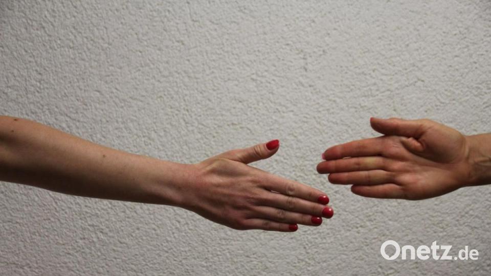 Der Roboter 
Miep-Miep! Schon von weitem fährt „der Roboter“ seinen Arm aus und kommt einem damit wie mit einem ausgestreckten Maschinengewehr entgegen. Ich – muss – Hände – schütteln lautet seine Mission. Ausweichen fast unmöglich. Außer man geht in die Vollen – und in eine Umarmung. Bild: kmo