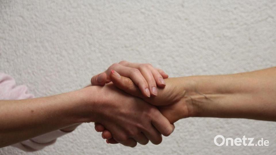 Der Handaufleger 
Om! Beide Hände bei einem Händedruck ins Spiel zu bringen und die zweite Hand auf den Handschlag drauf zu legen, zeugt von Mut. Doppelte Chance für Virenübertragung. Dabei hat „der Handaufleger“ keine Wahrsagerabsichten, sondern nur ganz viel Mitgefühl. Bild: kmo