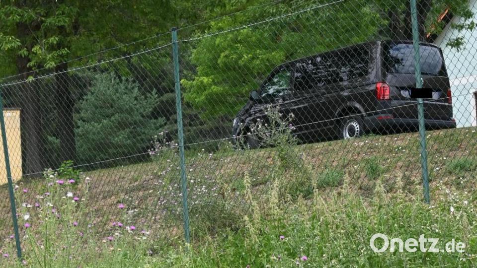 Im hohen Gras kaum zu erkennen, Blitz und Kamera, oben auf der Böschung das Messfahrzeug. Bild: gf