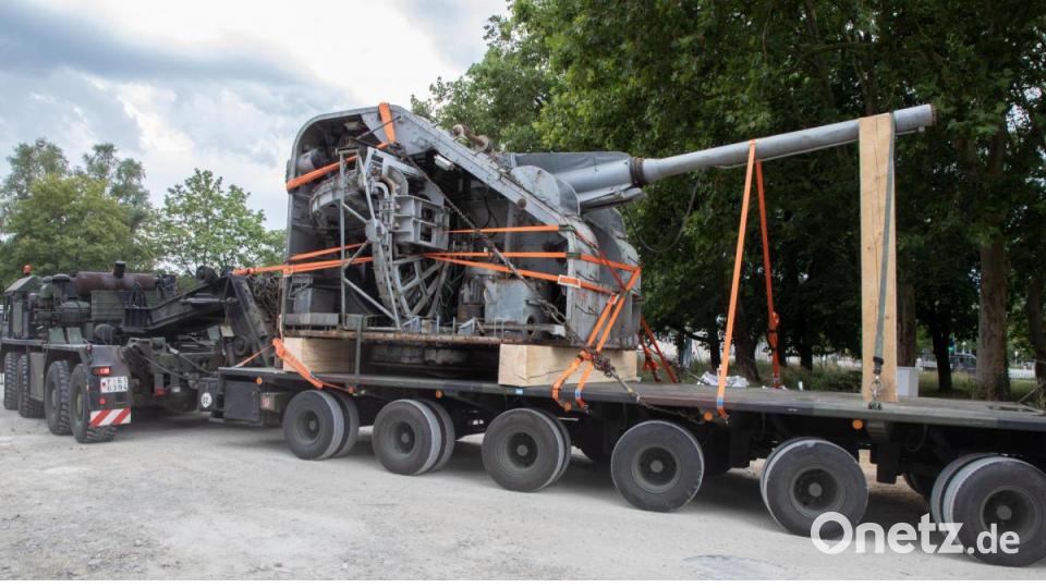 Nach mehrstündiger, schweißtreibender Arbeit hatten die Soldaten den Geschützturm für den Straßentransport ladungssicher festgezurrt. Auf dem Bild ist zu erkennen, dass die Zuführung der Munition automatisch erfolgte. Eine Granate wog über 23 kg und wurde aus dem Unterdeck über die mitschwenkende Ladebahn transportiert. Bild: hbe