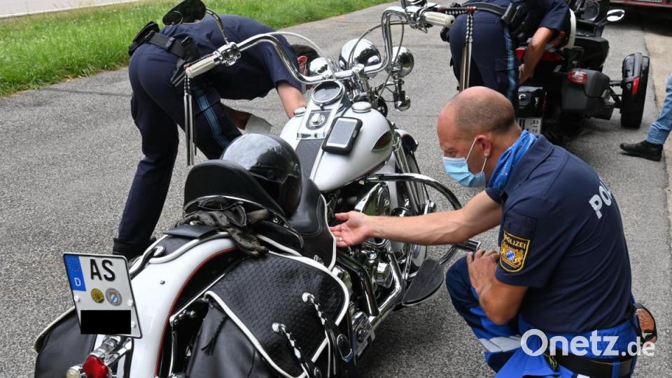 Eine mehr als zehn Jahre alte Harley Davison war absolut staubfrei und wurde von den Spezialisten der Zweiradkontrollgruppe des Polizeipräsidiums Oberpfalz penibel untersucht. Bild: gf