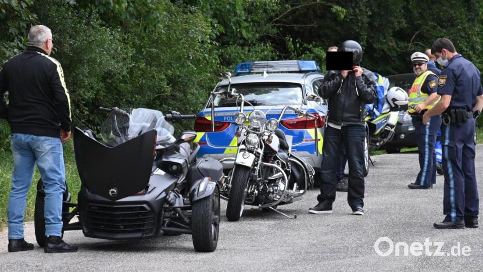 Kurzer Zwischenstopp einer Biker-Tour auf einem Parkplatz nahe Schmidmühlen. Bild: gf