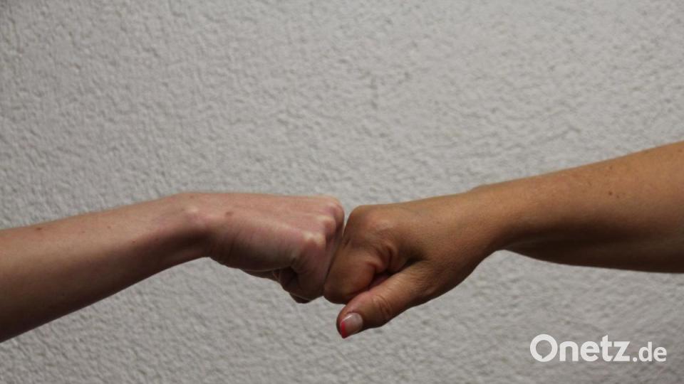 Die Ghetto-Faust 
Yo! Auch außerhalb von Rapvideos und fragwürdigen Vierteln hat sich „die Ghetto-Faust“ (auch bekannt als Fist-Bump) längst nicht nur unter Jugendlichen etabliert. Gut so, denn die Virenübertragung ist deutlich weniger als beim klassischen Handschlag. Bild: kmo