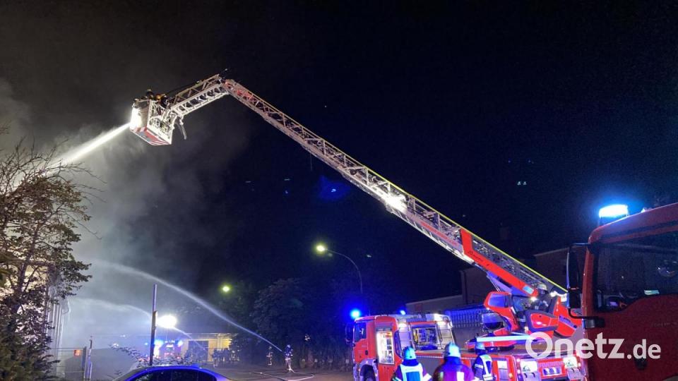 In der Nacht auf Samstag brannte in Weiden eine Halle neben dem Bahnhofsgebäude. Bild: Gustl Beer