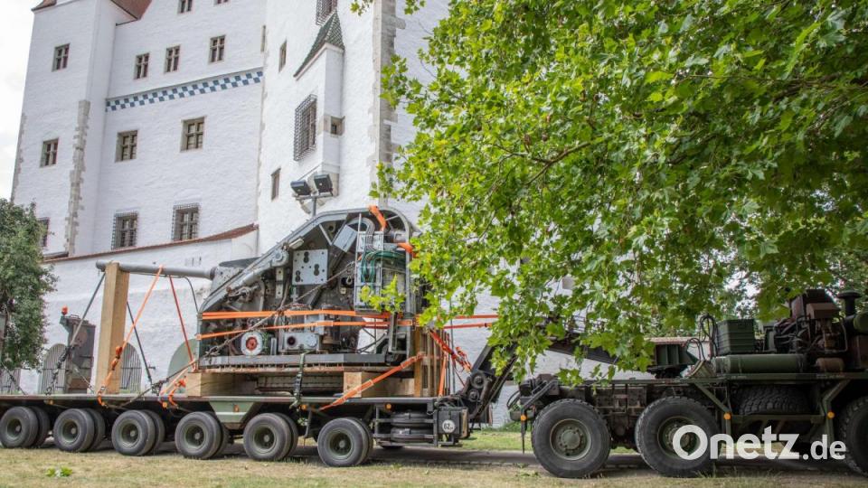 Kurz vor dem Abtransport vor der Kulisse des Alten Schlosses. Bild: hbe