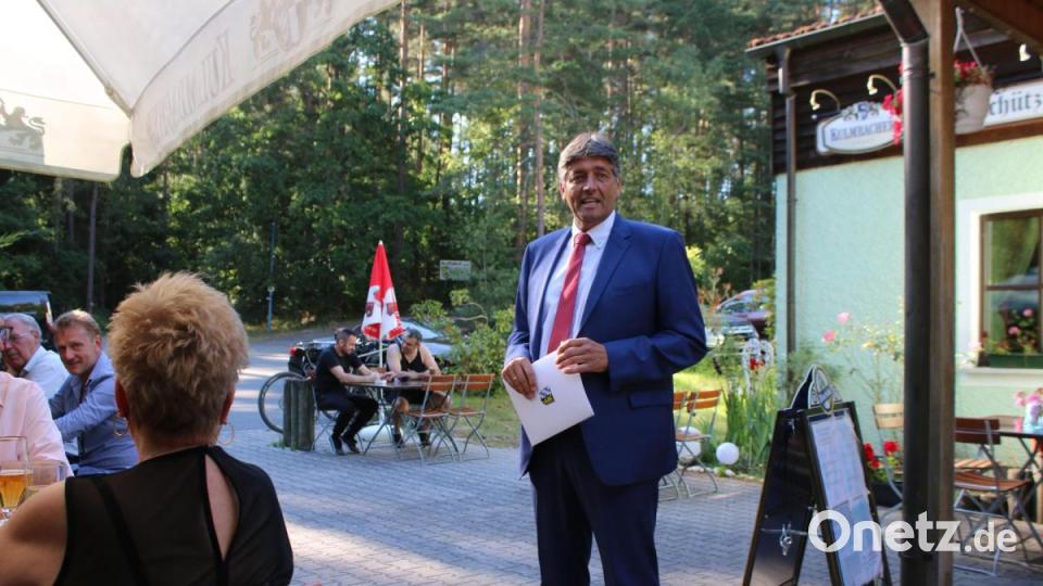 Bürgermeister Edgar Knobloch freute sich endlich die Ehrung der ausgeschiedenen Stadträte nachholen zu dürfen. Bild: sne