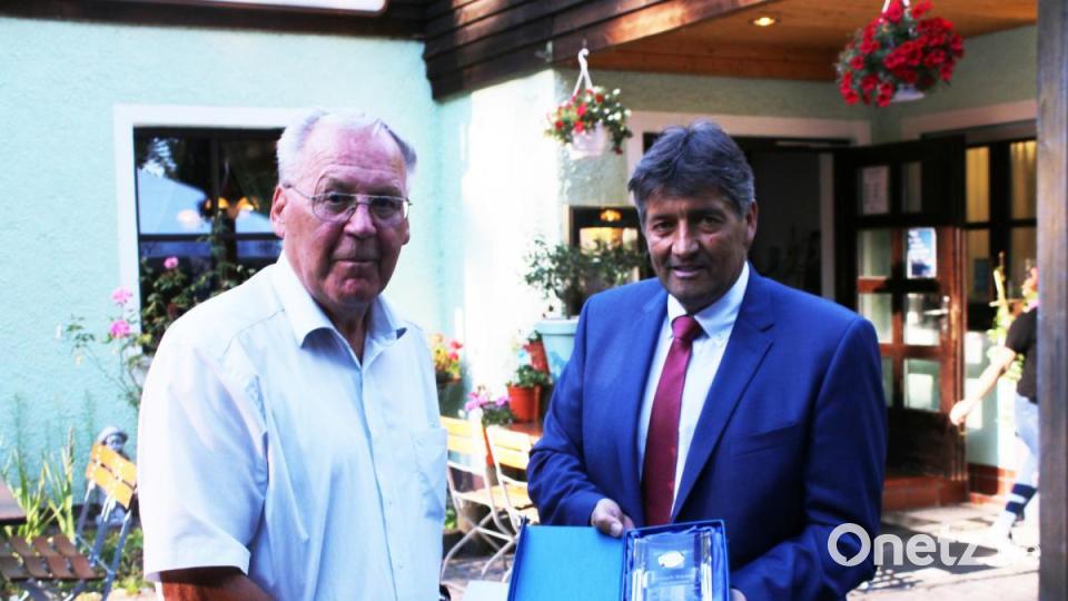 Zwar nur sechs Jahre im Stadtrat davor aber 30 Jahre Bürgermeister. Helmuth Wächter wurde gleich doppelt geehrt. Bild: sne