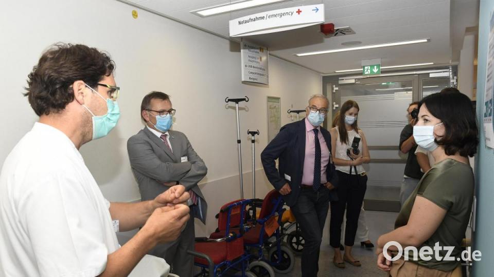 Im Klinikum St. Marien informiert sich Annalena Baerbock bei den Mitarbeitern und Ärzten über die Folgen der Corona-Krise. Bild: Petra Hartl