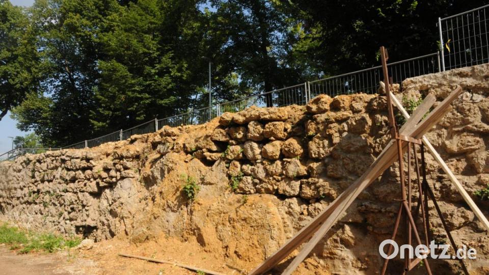 Die alte Wallmauer zwischen Stadtgraben und Allee ist auf der gesamten Länge wieder hergerichtet. Bild: Joachim Gebhardt