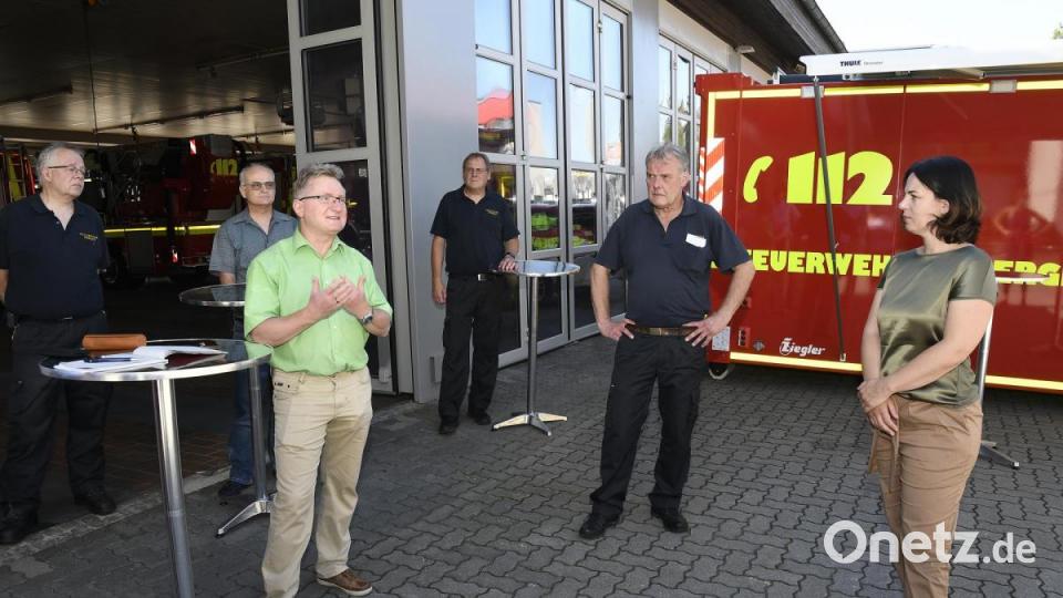 Großes Interesse für die Arbeit der Feuerwehr zeigt Annalena Baerbock, die Bundesvorsitzende von Bündnis 90/Die Grünen. Bild: Petra Hartl