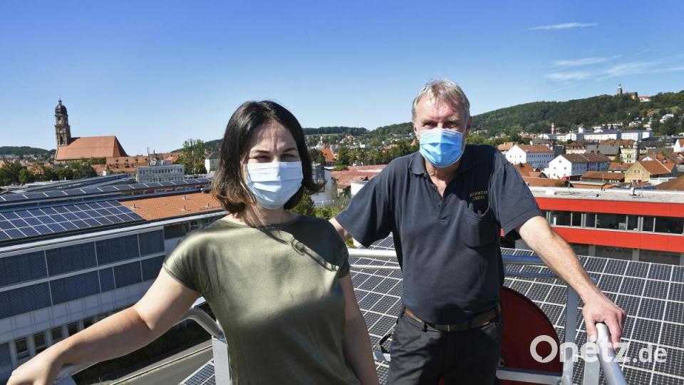 Großes Interesse für die Arbeit der Feuerwehr zeigt Annalena Baerbock, die Bundesvorsitzende von Bündnis 90/Die Grünen. Bild: Petra Hartl
