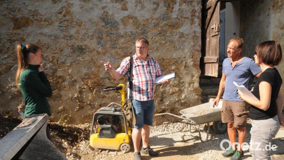 Besprechung auf der Baustelle nahe dem Stiber-Turm: Christine Schaller-Kokesch, Bernd Kopp und Stefan Grabmann (von rechts) besprechen mit der Firma Lobinger die Einzelheiten der neuen Treppe. Bild: Joachim Gebhardt