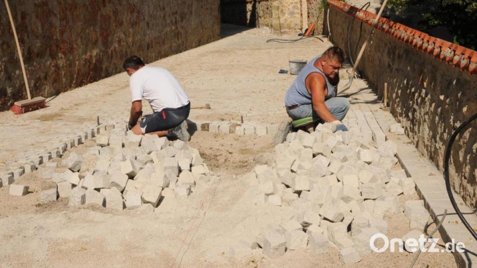 Umfangreiche Pflasterarbeiten laufen im Hof des Stiber-Turms. Bild: Joachim Gebhardt