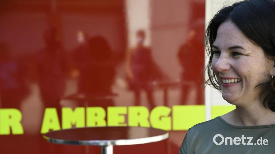 Großes Interesse für die Arbeit der Feuerwehr zeigt Annalena Baerbock, die Bundesvorsitzende von Bündnis 90/Die Grünen. Bild: Petra Hartl
