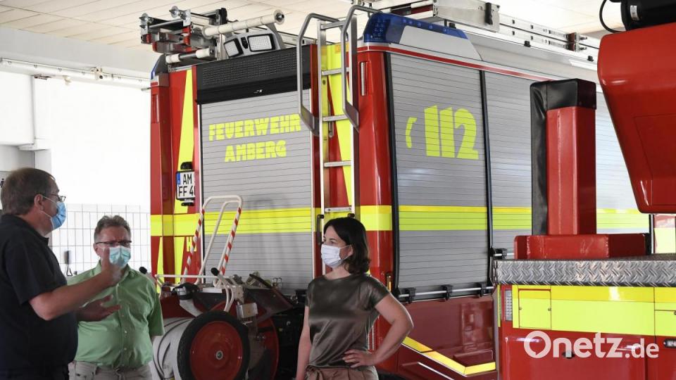 Großes Interesse für die Arbeit der Feuerwehr zeigt Annalena Baerbock, die Bundesvorsitzende von Bündnis 90/Die Grünen. Bild: Petra Hartl