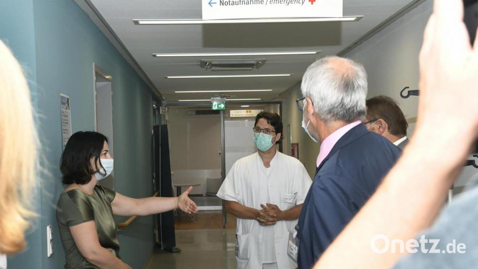 Im Klinikum St. Marien informiert sich Annalena Baerbock bei den Mitarbeitern und Ärzten über die Folgen der Corona-Krise. Bild: Petra Hartl