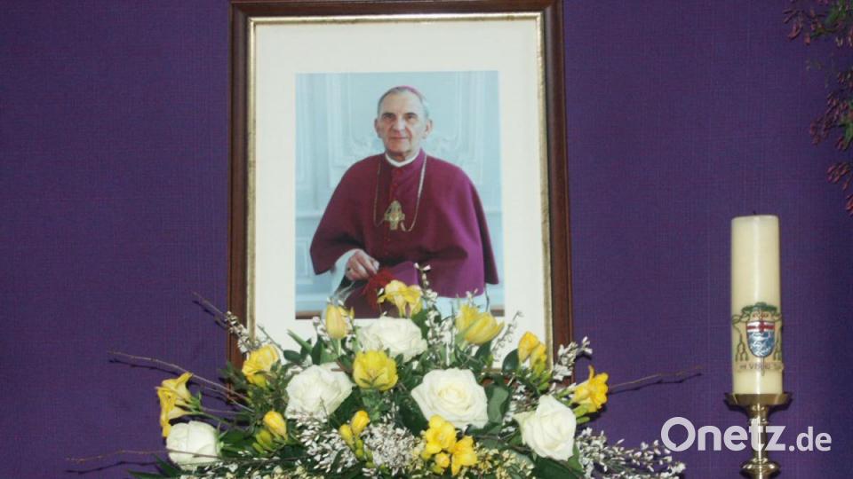 Gedenkaufnahme mit Blumenstrauß und Kerze mit der Aufschrift &quot;In verbo tuo&quot;. Bild: ak