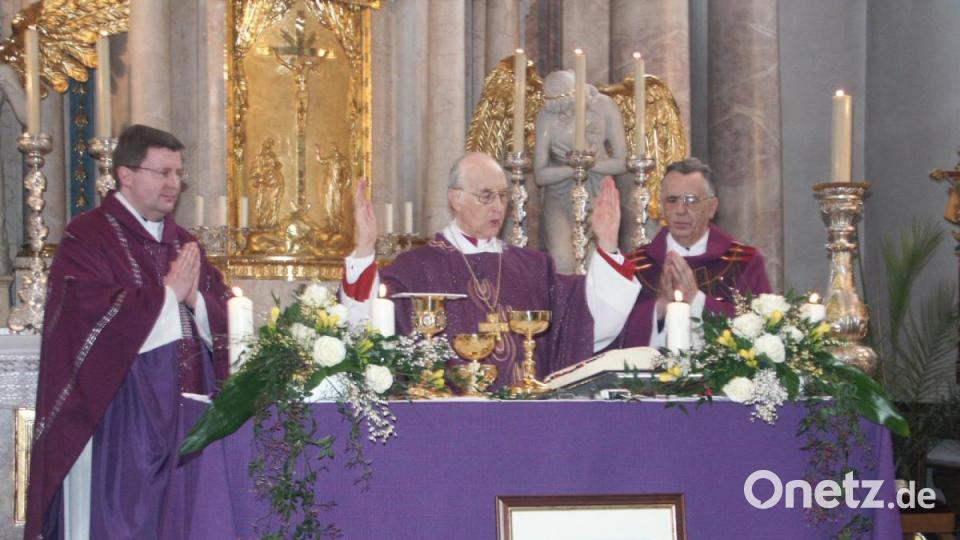 Erzbischof Dr. Karl Braun aus Bamberg (Mitte) feierte die Pontifikalmesse in Konzelebration mit Ortspfarrer Bernd Philipp (links) und Dekan Alois Albersdörfer aus Ammerthal. Bild: ak