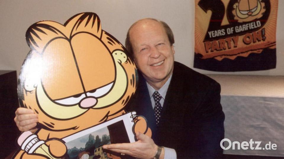 Jim Davis, der Erfinder der Comic-Katze Garfield, posiert mit seiner Lasagne liebenden Schöpfung. Bild: Seppänen-Helin/dpa