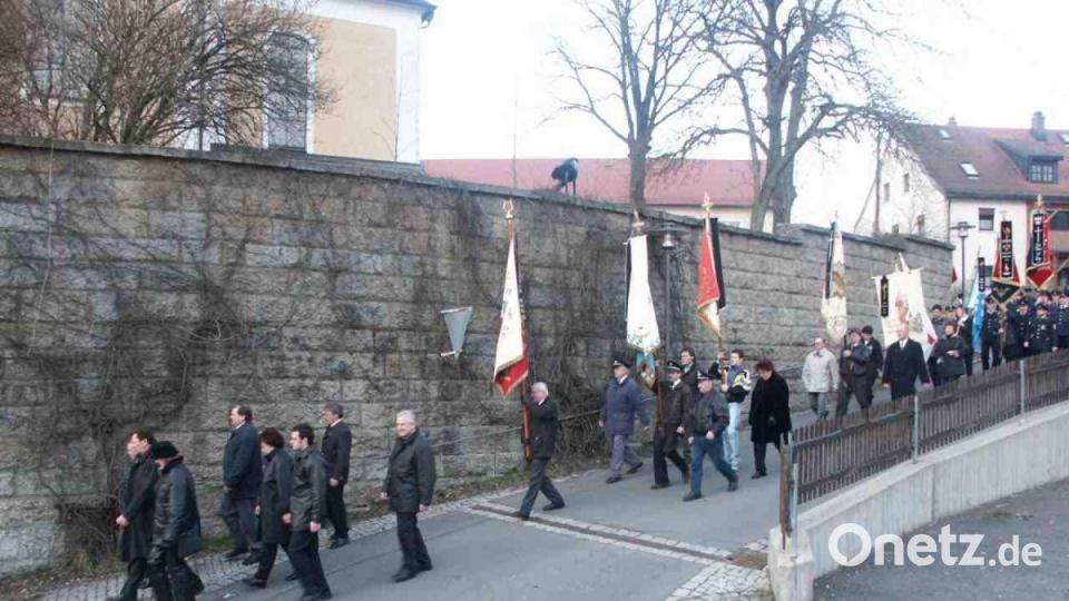 Fahnenzug zum Totenrequiem Bild: ak