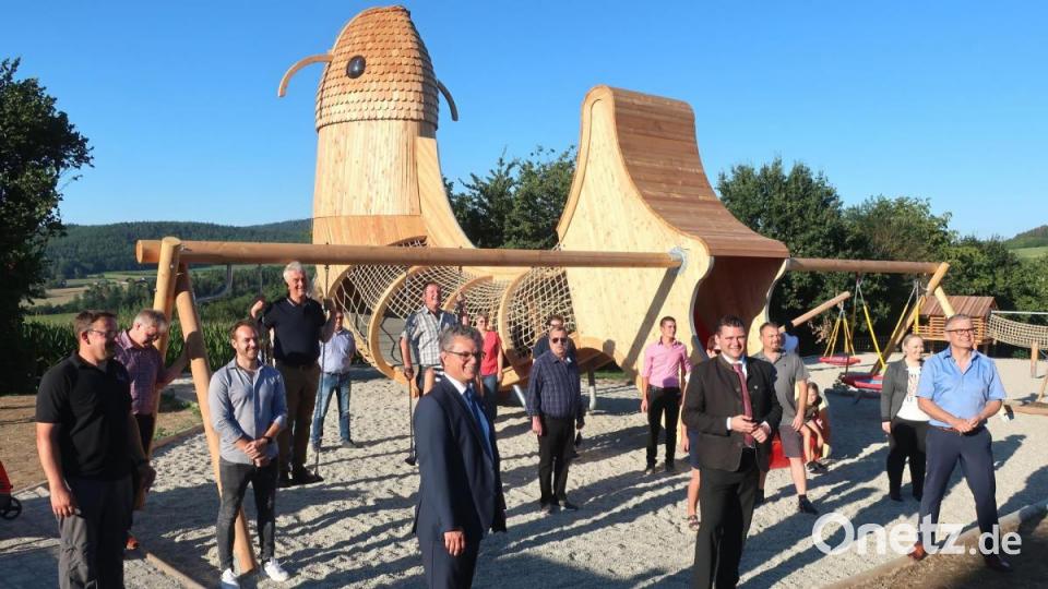 Gruppenbild vor dem sieben Meter hohen Holzfisch: Zahlreiche Ehrengäste aus Politik und öffentlichem Leben nahmen an der Einweihung des Fisch-Erlebnisparks in Gütenland teil. Bild: Hirsch