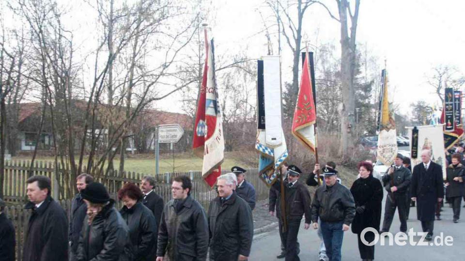 Fahnenzug zum Totenrequiem Bild: ak