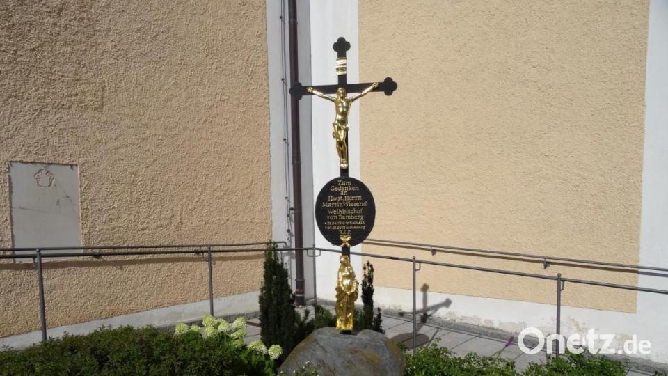 Seit 2005 erinnert ein Gedächtniskreuz an der Kulmainer Pfarrkirche an den hohen geistlichen Würdenträger und Ehrenbürger Bild: ak