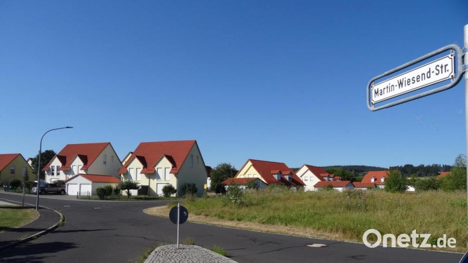 Nach Weihbischof Martin Wiesend hat die Gemeinde Kulmain eine Ortsstraße zur US-Siedlung benannt. Bild: ak
