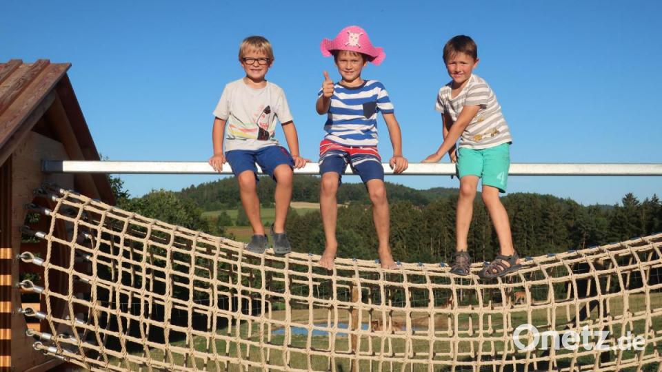 Diese jungen „Seeräuber“ belagerten bei der Einweihung das Kletternetz. Bild: Hirsch