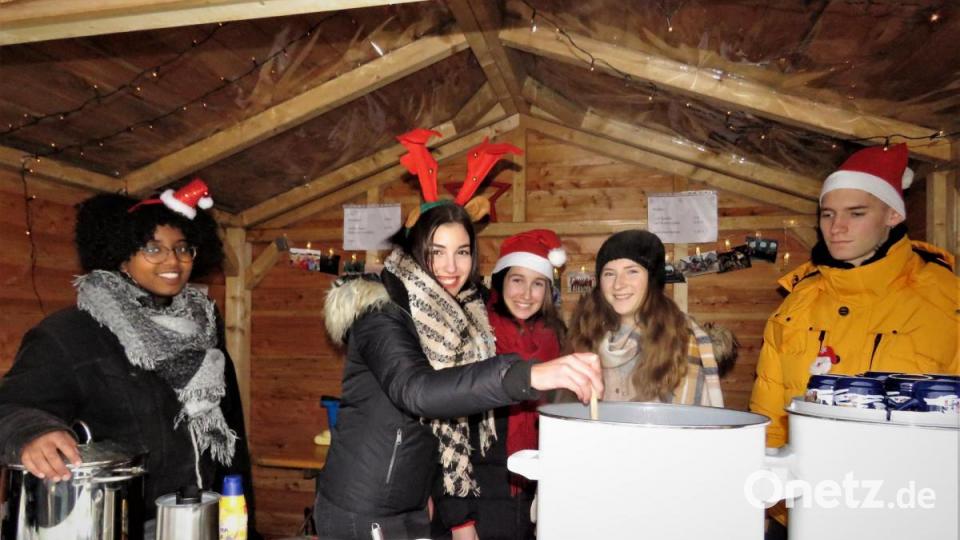 Diese Verkäufer haben sichtlich Spaß beim Glühwein verkaufen. Bild: ubb