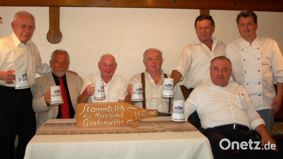 2010 haben die Gründungsmitglieder Rudi Renner (sitzend Dritter von links), Franz Pappenberger und Christoph Gradl noch mitgefeiert; genauso wie Herbert Hummel (links) und Charly Hacker (Zweiter von rechts). Inzwischen sind alle vier bereits verstorben. Bild: rgr