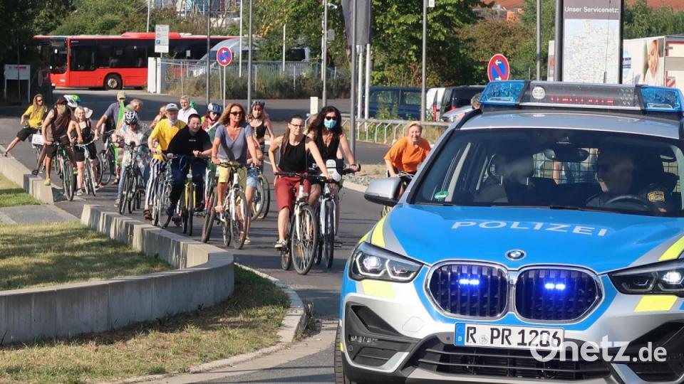 Zwei Polizeistreifen und ein Polizeimotorrad eskortieren die Radler auf ihrem Weg durch die Innenstadt. Bild: Kunz
